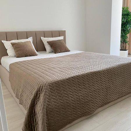 Atlant Luxury Big Family Five Apart On Golovna Поряд З Тц Депот Wi Fi 24 На 7 Chernivtsi Exterior photo