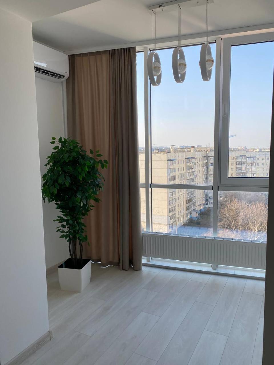 Atlant Luxury Big Family Five Apart On Golovna Поряд З Тц Депот Wi Fi 24 На 7 Chernivtsi Exterior photo