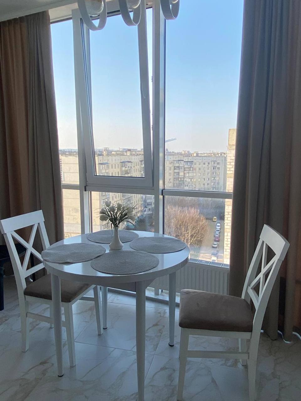 Atlant Luxury Big Family Five Apart On Golovna Поряд З Тц Депот Wi Fi 24 На 7 Chernivtsi Exterior photo