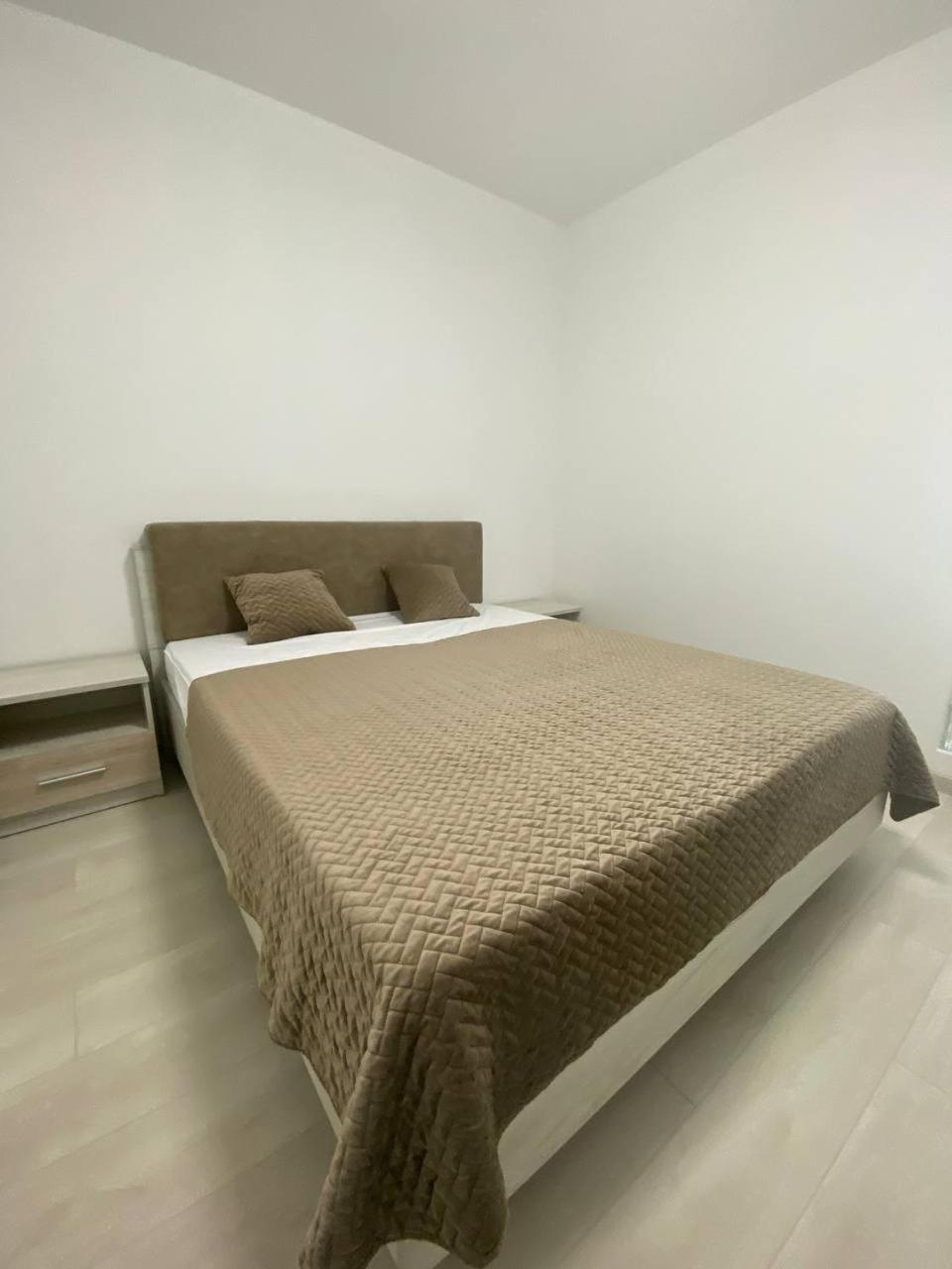 Atlant Luxury Big Family Five Apart On Golovna Поряд З Тц Депот Wi Fi 24 На 7 Chernivtsi Exterior photo