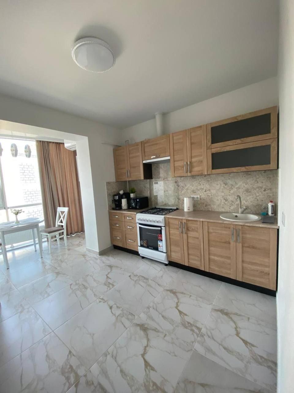 Atlant Luxury Big Family Five Apart On Golovna Поряд З Тц Депот Wi Fi 24 На 7 Chernivtsi Exterior photo