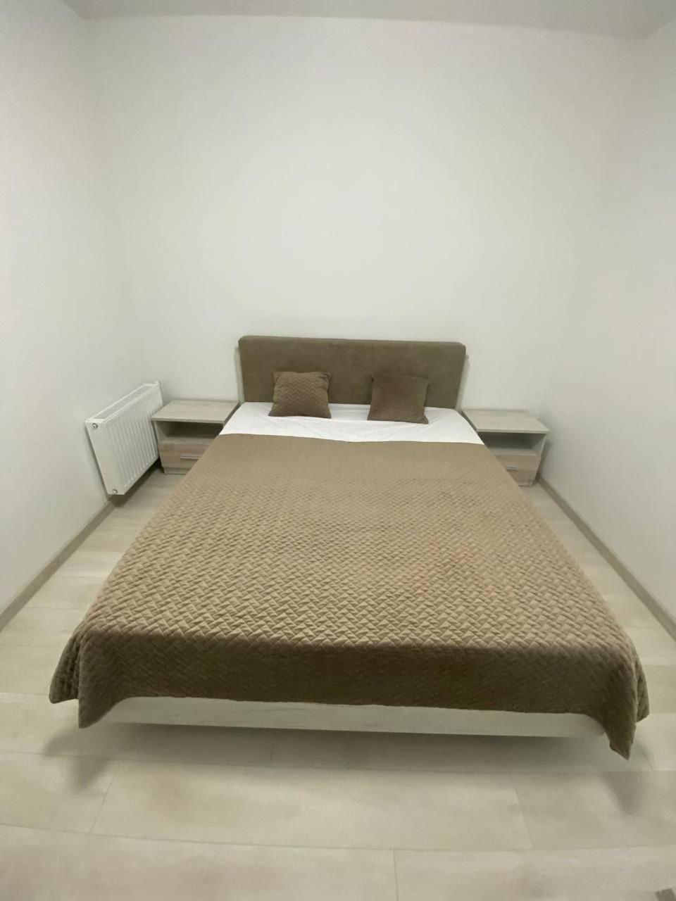 Atlant Luxury Big Family Five Apart On Golovna Поряд З Тц Депот Wi Fi 24 На 7 Chernivtsi Exterior photo