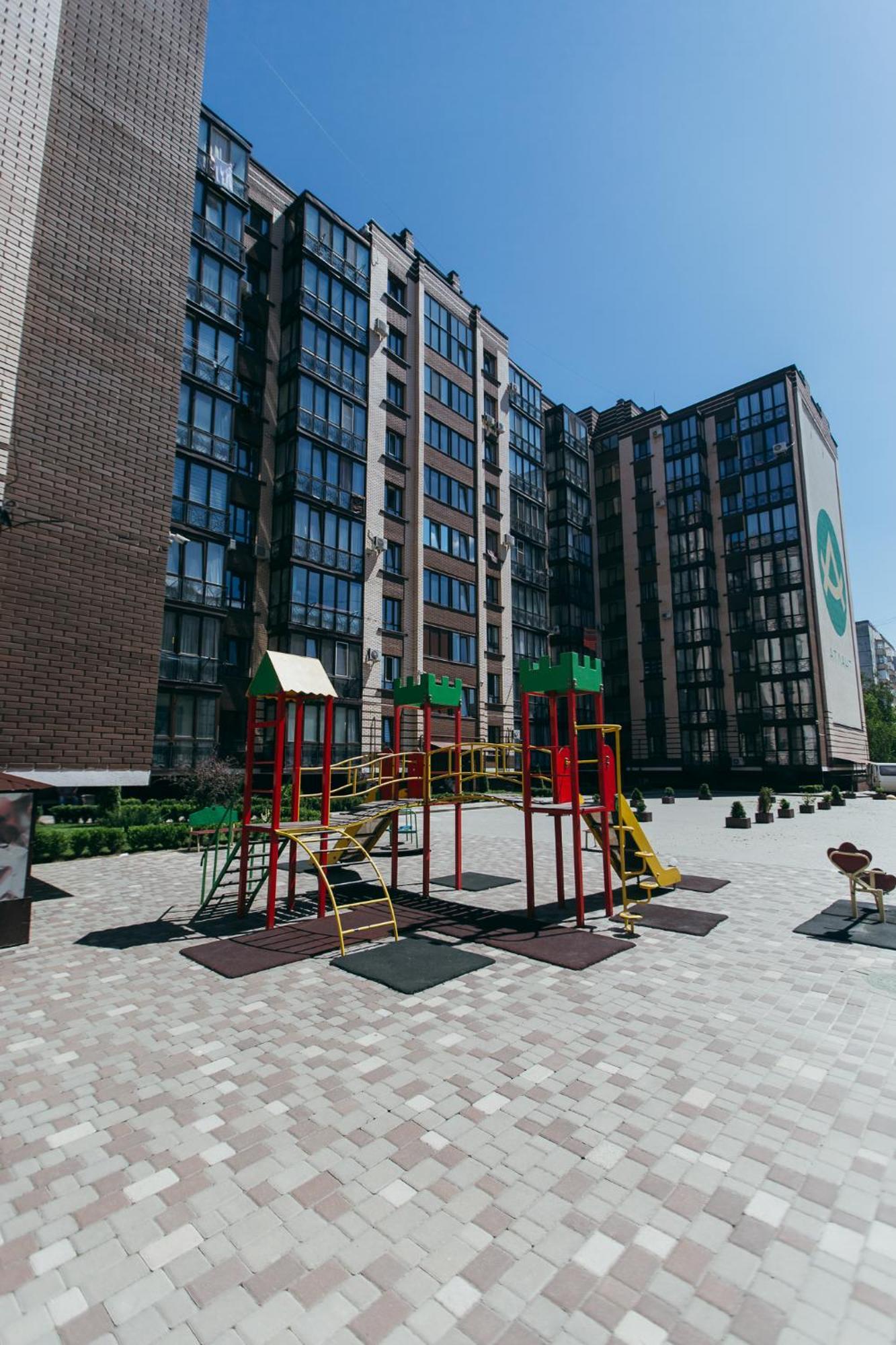 Atlant Luxury Big Family Five Apart On Golovna Поряд З Тц Депот Wi Fi 24 На 7 Chernivtsi Exterior photo